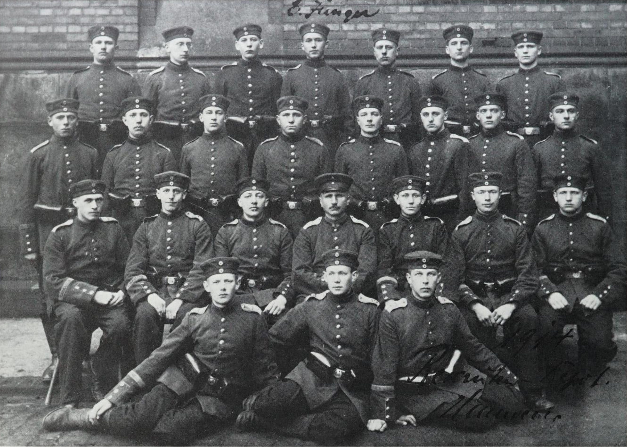 Ernst Jünger mit Gruppe - Historische Aufnahme