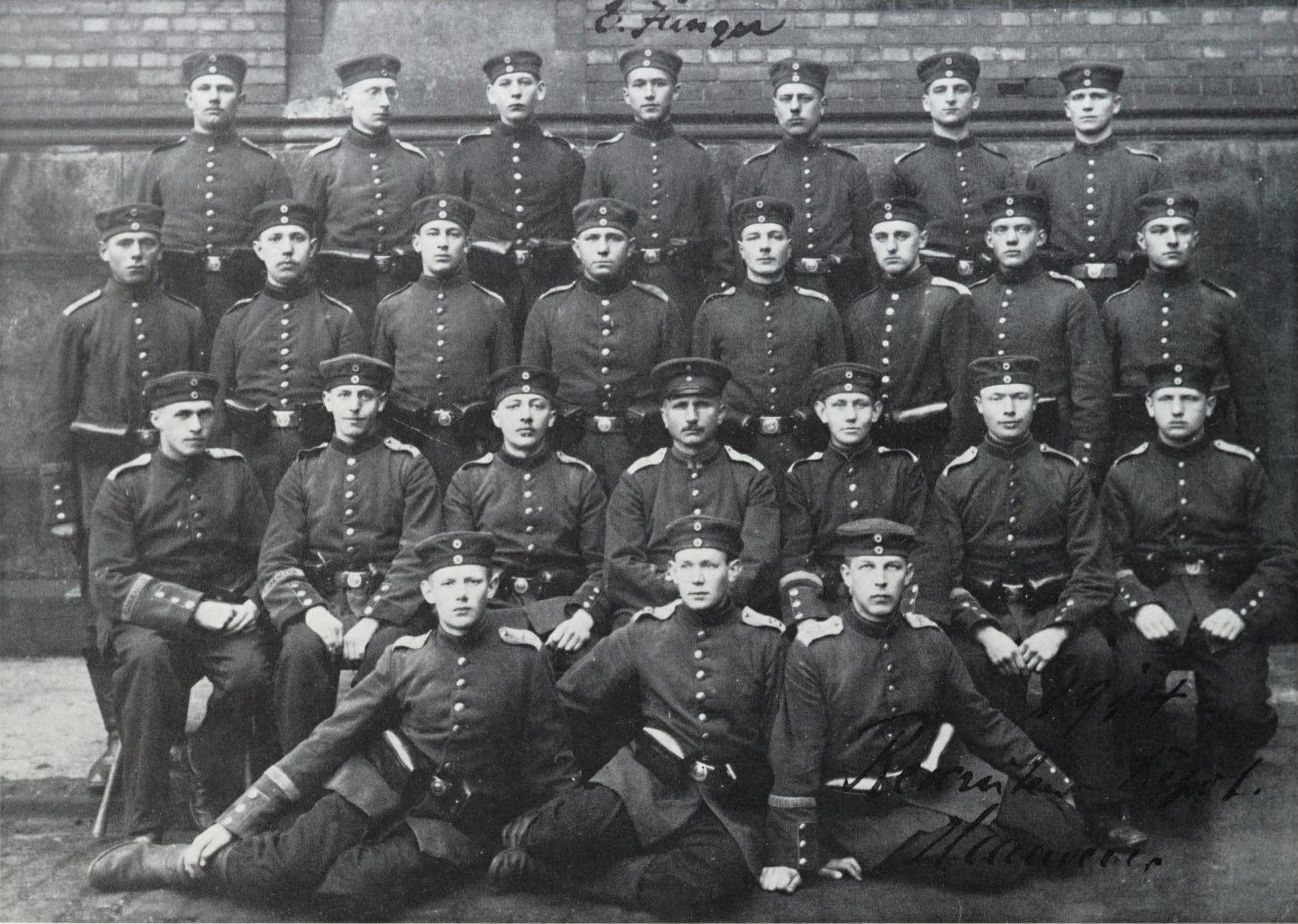 Ernst Jünger mit Weggefährten — historische Aufnahme.